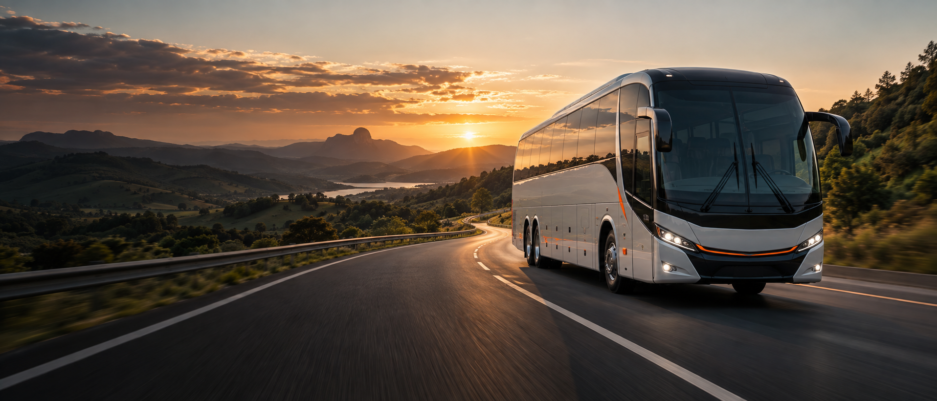 Estrada panorâmica ao pôr do sol com ônibus em viagem